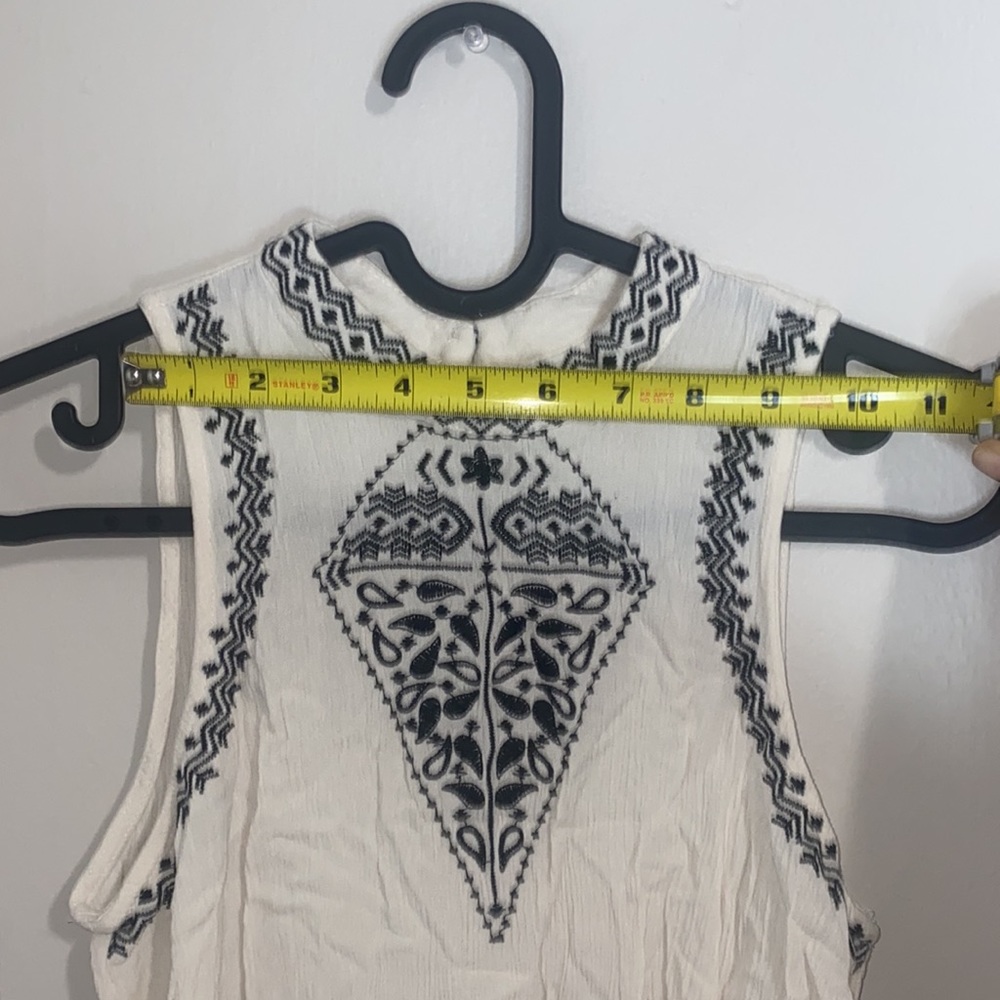 🪿Adorable White with Blue detailed sleeveless top! - Picture 6 of 6